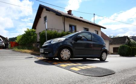 Ležeči policaj Gerbičeva ulica 04 foto Ljubo Vukelič